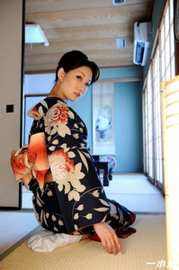 Mikuni Maisaki - Связанная в кимоно с прекрасным телом
